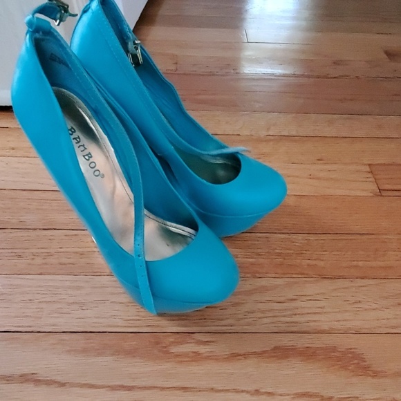 Shoes - Picture 3 of 4